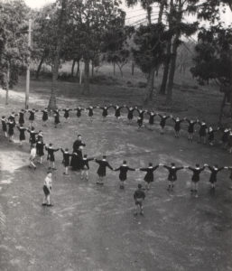 1952-Orfani durante la ricreazione