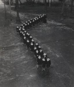 1951-Orfani in fila