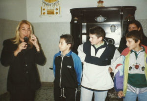 1998-L’attrice Lucia Cassini viene a trovare i nostri ragazzi
